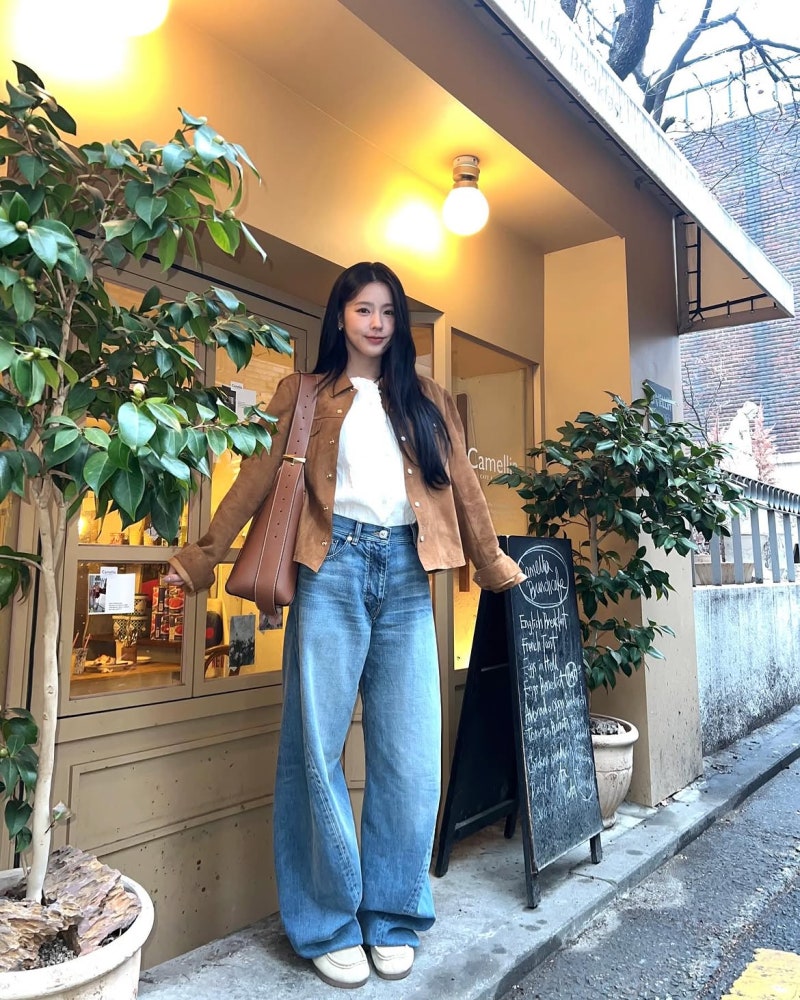 The brown suede cafe look of "the female singer who never knew how to give up," who reportedly went in person to ask to be picked again after passing the third round of the audition.