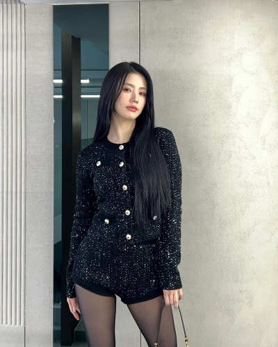 The brown suede cafe look of "the female singer who never knew how to give up," who reportedly went in person to ask to be picked again after passing the third round of the audition.