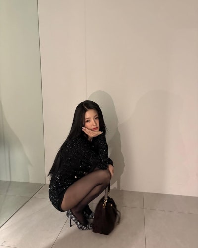 The brown suede cafe look of "the female singer who never knew how to give up," who reportedly went in person to ask to be picked again after passing the third round of the audition.