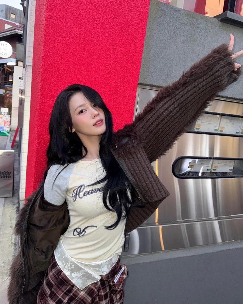 The brown suede cafe look of "the female singer who never knew how to give up," who reportedly went in person to ask to be picked again after passing the third round of the audition.