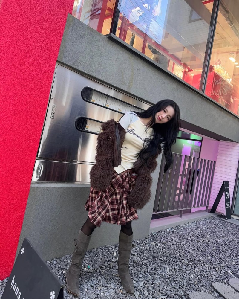 The brown suede cafe look of "the female singer who never knew how to give up," who reportedly went in person to ask to be picked again after passing the third round of the audition.