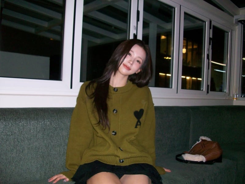 The brown suede cafe look of "the female singer who never knew how to give up," who reportedly went in person to ask to be picked again after passing the third round of the audition.