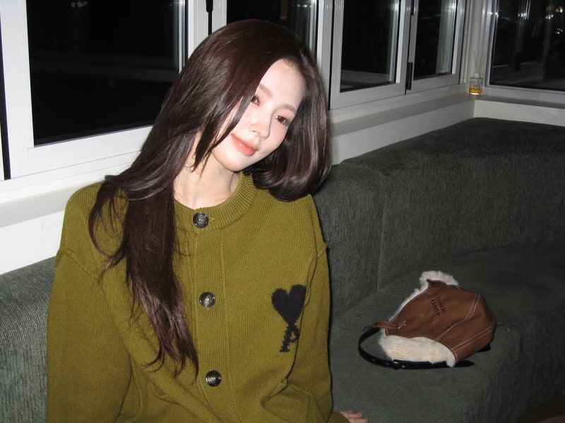 The brown suede cafe look of "the female singer who never knew how to give up," who reportedly went in person to ask to be picked again after passing the third round of the audition.