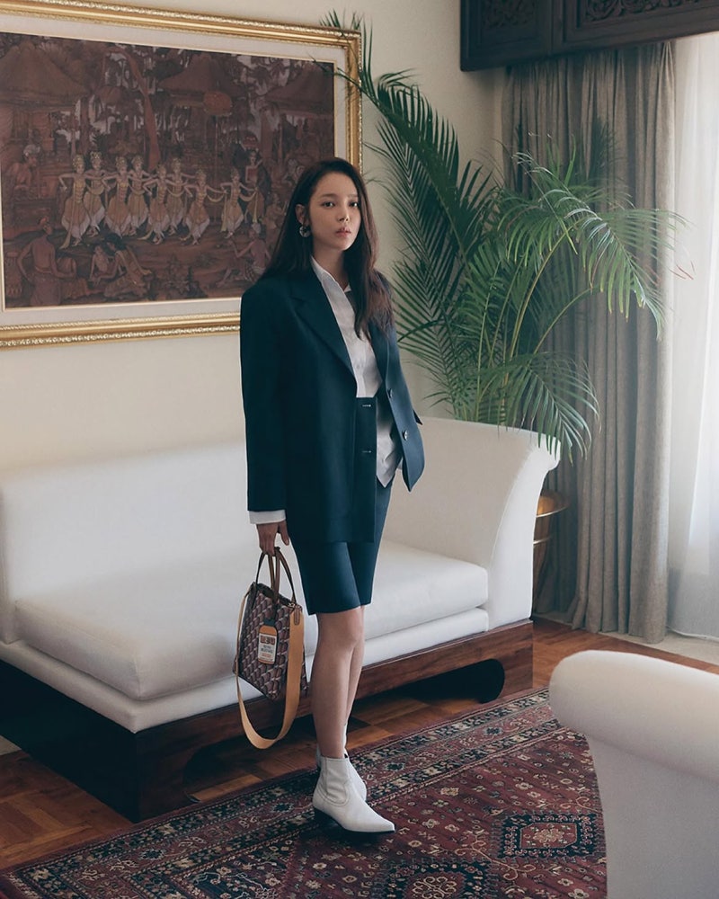 An elegant actress who inherited her beauty pageant DNA from her mom pulls off the Rosa K bag office look.