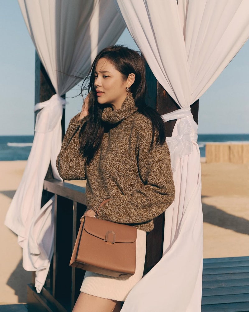 An elegant actress who inherited her beauty pageant DNA from her mom pulls off the Rosa K bag office look.