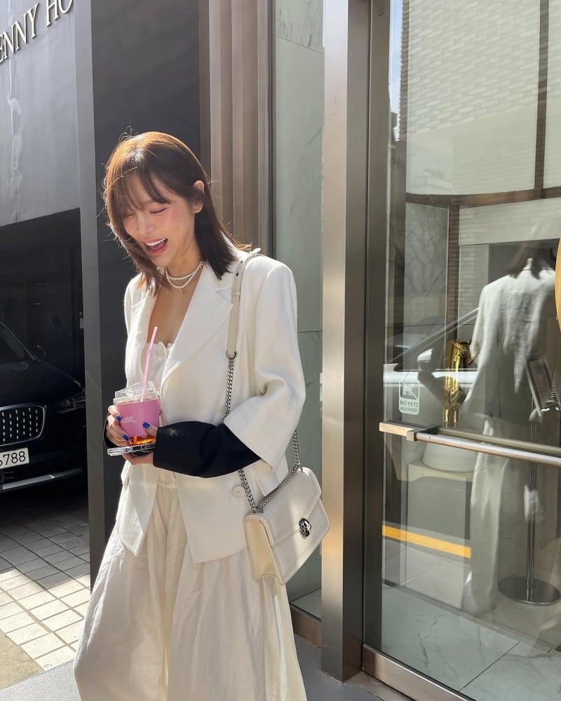 An elegant actress who inherited her beauty pageant DNA from her mom pulls off the Rosa K bag office look.