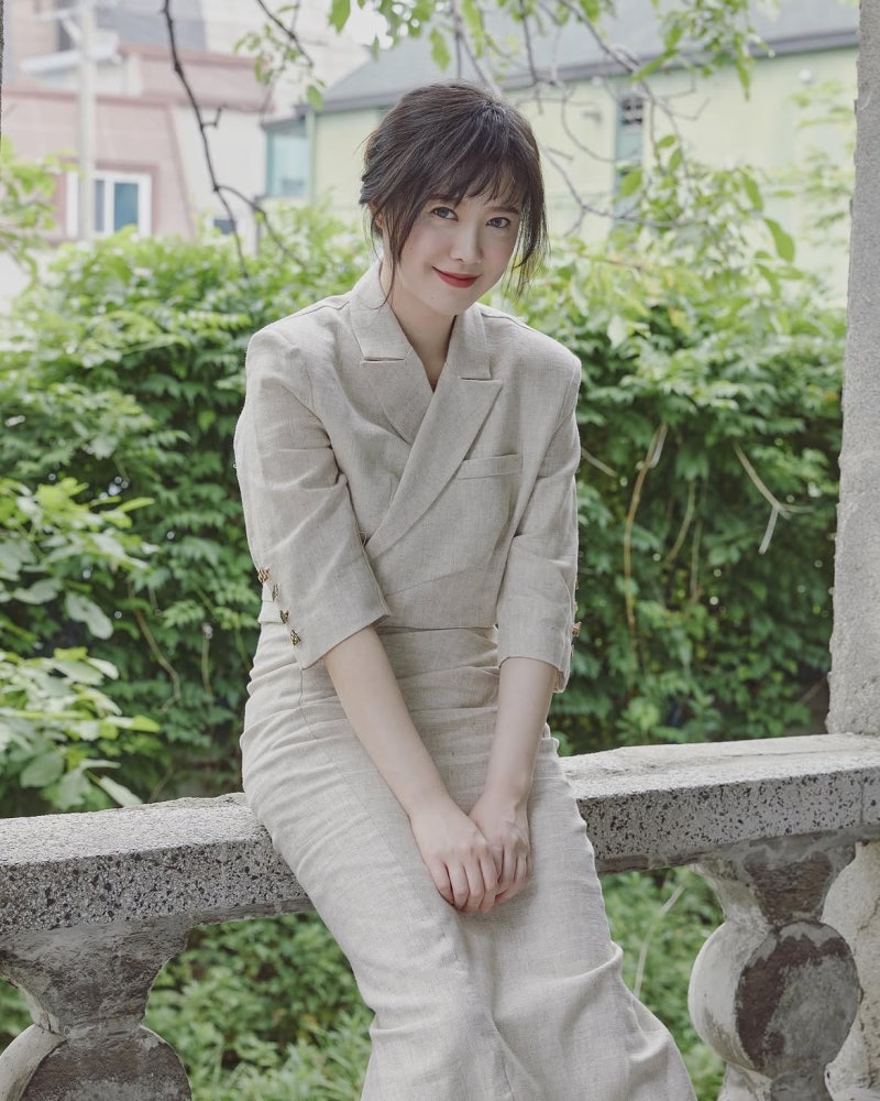 Debuting with a single photo from an 'Ulzzang' cafe... "Now sweeping even the Asia Artist Awards," the nude-toned strap heel mix-and-match fashion of a high school-girl-like actress.
