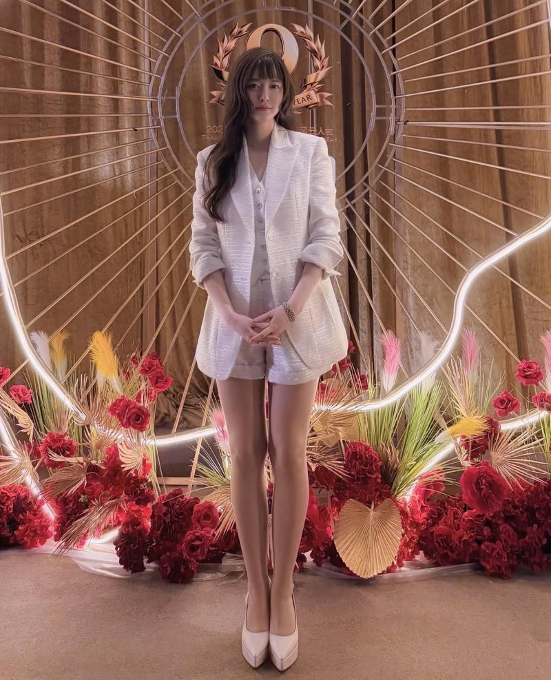 Debuting with a single photo from an 'Ulzzang' cafe... "Now sweeping even the Asia Artist Awards," the nude-toned strap heel mix-and-match fashion of a high school-girl-like actress.