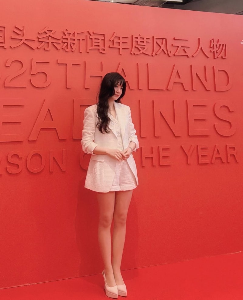 Debuting with a single photo from an 'Ulzzang' cafe... "Now sweeping even the Asia Artist Awards," the nude-toned strap heel mix-and-match fashion of a high school-girl-like actress.