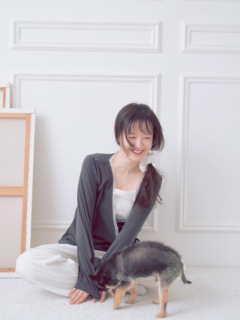 Debuting with a single photo from an 'Ulzzang' cafe... "Now sweeping even the Asia Artist Awards," the nude-toned strap heel mix-and-match fashion of a high school-girl-like actress.