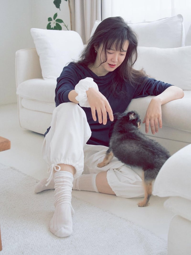 Debuting with a single photo from an 'Ulzzang' cafe... "Now sweeping even the Asia Artist Awards," the nude-toned strap heel mix-and-match fashion of a high school-girl-like actress.