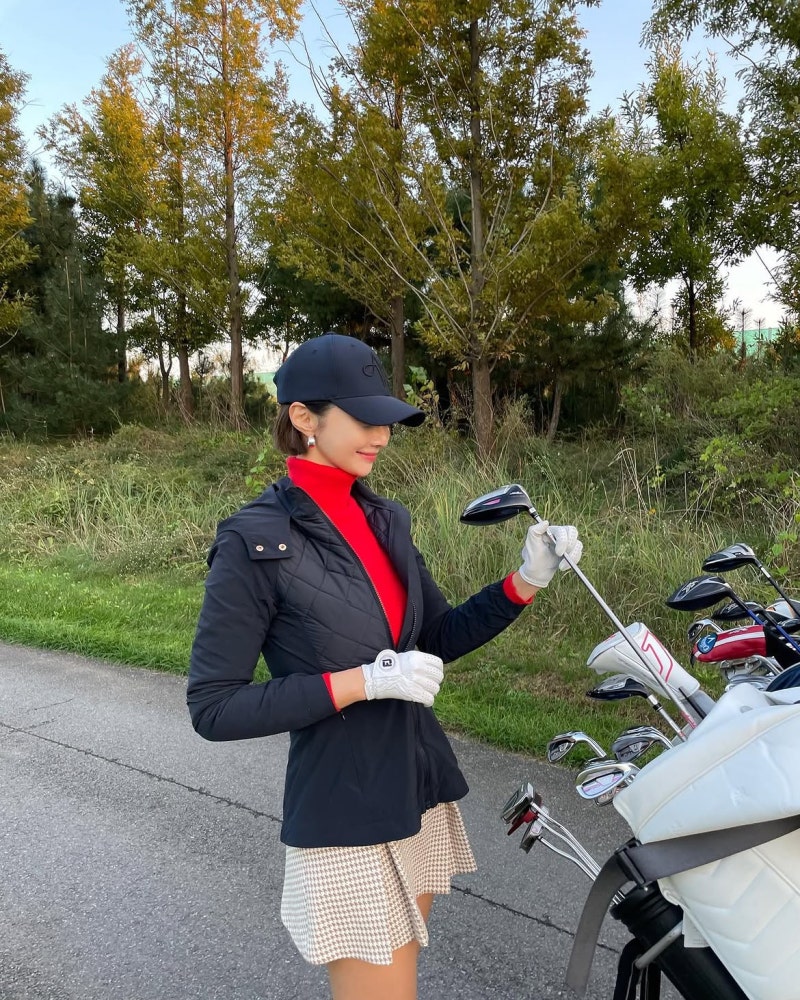 Starting with a recommendation from a school uniform shop... A chic outfit completed with a leather blazer and mini dress by "the actress who made the whole nation obsessed with short hair."