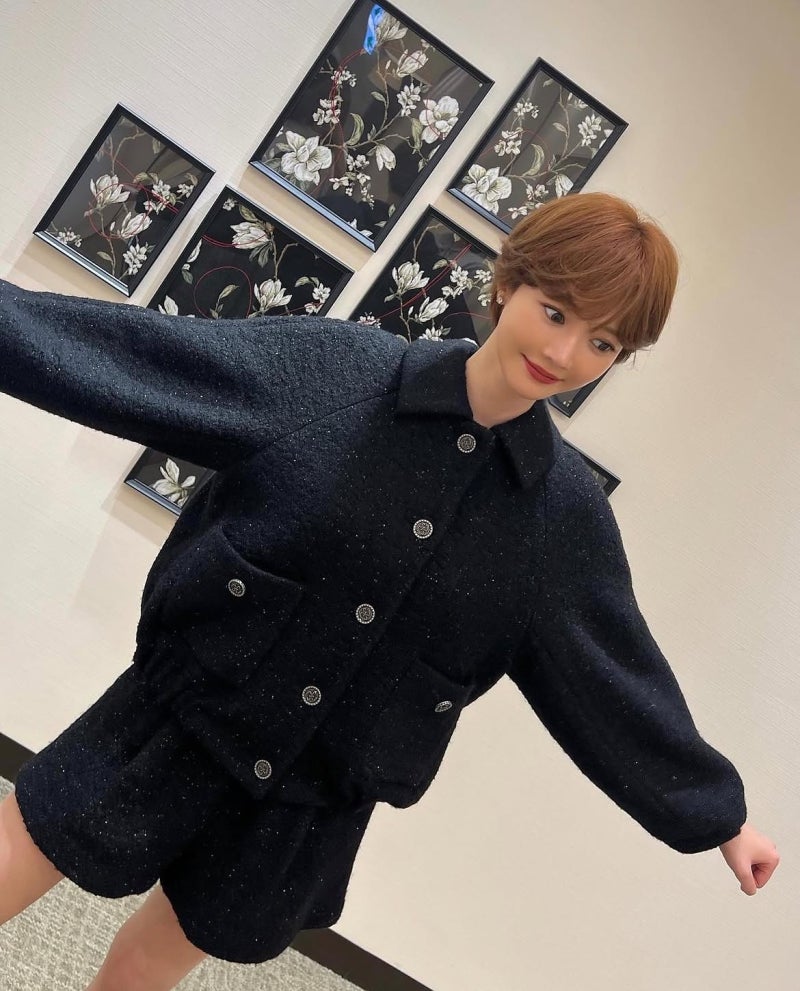 Starting with a recommendation from a school uniform shop... A chic outfit completed with a leather blazer and mini dress by "the actress who made the whole nation obsessed with short hair."