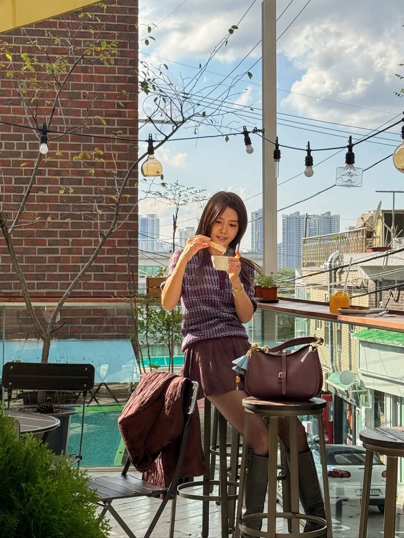 The "Autumn Check Shirt Street Fashion Styling" of an actress who has been talked about as the original "ex-girlfriend" character for over 15 years and becomes a hot topic whenever she takes a selfie.
