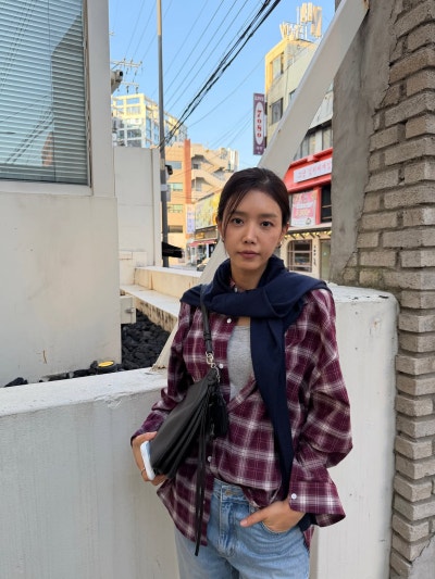 The "Autumn Check Shirt Street Fashion Styling" of an actress who has been talked about as the original "ex-girlfriend" character for over 15 years and becomes a hot topic whenever she takes a selfie.