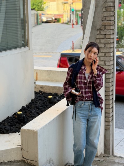 The "Autumn Check Shirt Street Fashion Styling" of an actress who has been talked about as the original "ex-girlfriend" character for over 15 years and becomes a hot topic whenever she takes a selfie.
