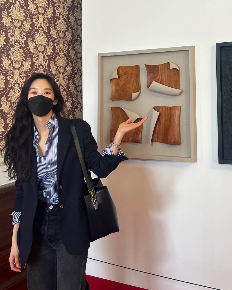The autumn outfit for a gallery outing featuring that face that "inherited actor DNA," whose father was revealed belatedly to be a veteran theater actor!
