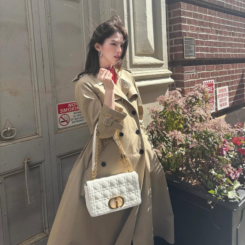 The daughter of Ulsan who is so beautiful that even women get nervous when they see her in person! I love actress Han So-hee's fashion with the Dior bag so much!