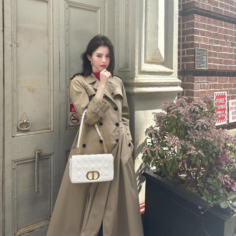 The daughter of Ulsan who is so beautiful that even women get nervous when they see her in person! I love actress Han So-hee's fashion with the Dior bag so much!