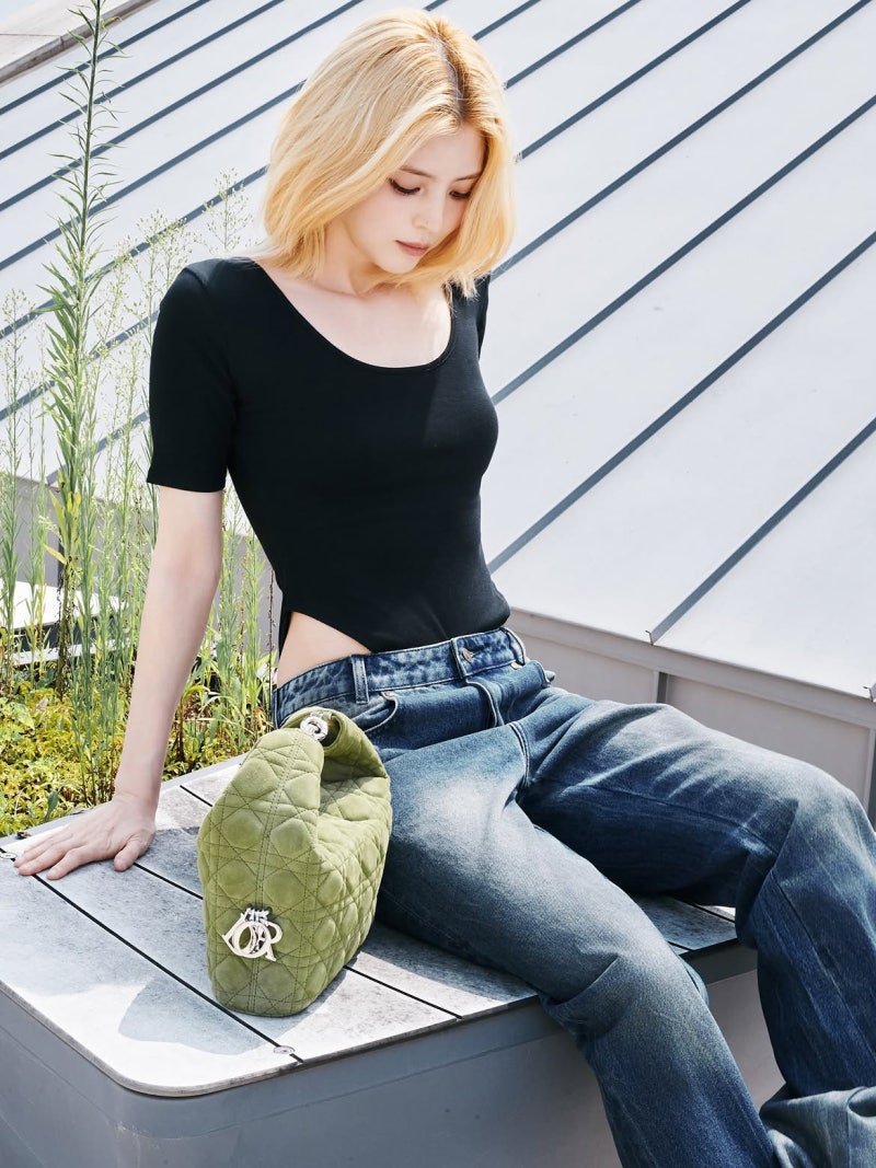 The daughter of Ulsan who is so beautiful that even women get nervous when they see her in person! I love actress Han So-hee's fashion with the Dior bag so much!