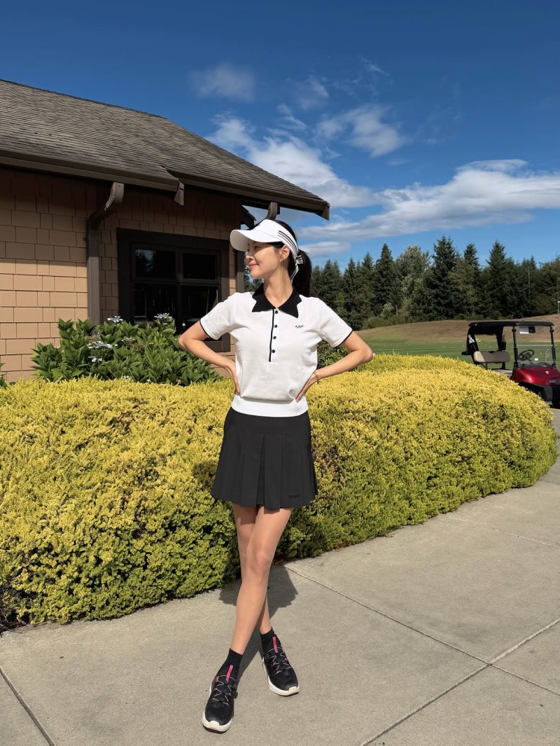 She became a mom in her 10th year of marriage... An actress fashion that captures the whole vibe with just one autumn golf outfit, exuding a celebrity aura at first glance.