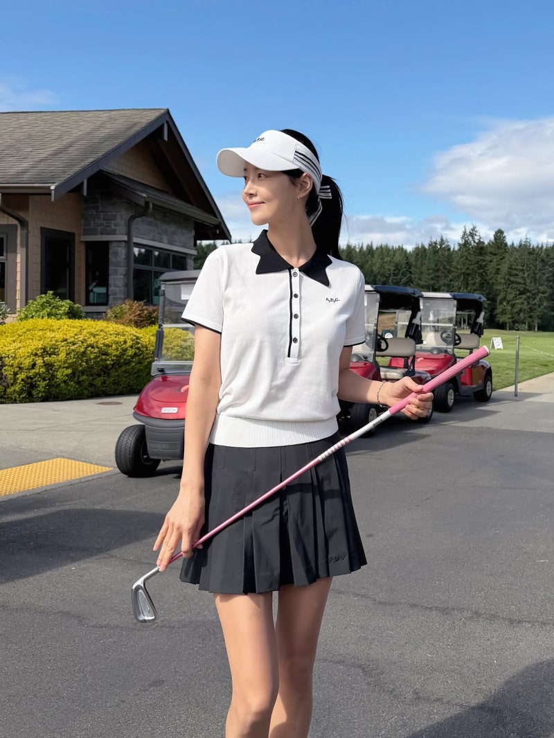 She became a mom in her 10th year of marriage... An actress fashion that captures the whole vibe with just one autumn golf outfit, exuding a celebrity aura at first glance.