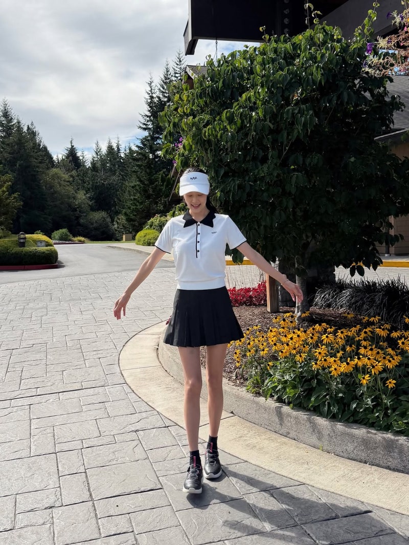 She became a mom in her 10th year of marriage... An actress fashion that captures the whole vibe with just one autumn golf outfit, exuding a celebrity aura at first glance.
