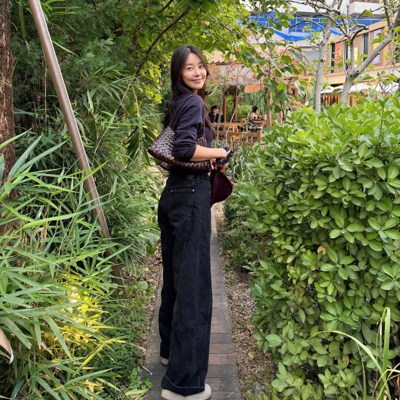 She became a mom in her 10th year of marriage... An actress fashion that captures the whole vibe with just one autumn golf outfit, exuding a celebrity aura at first glance.