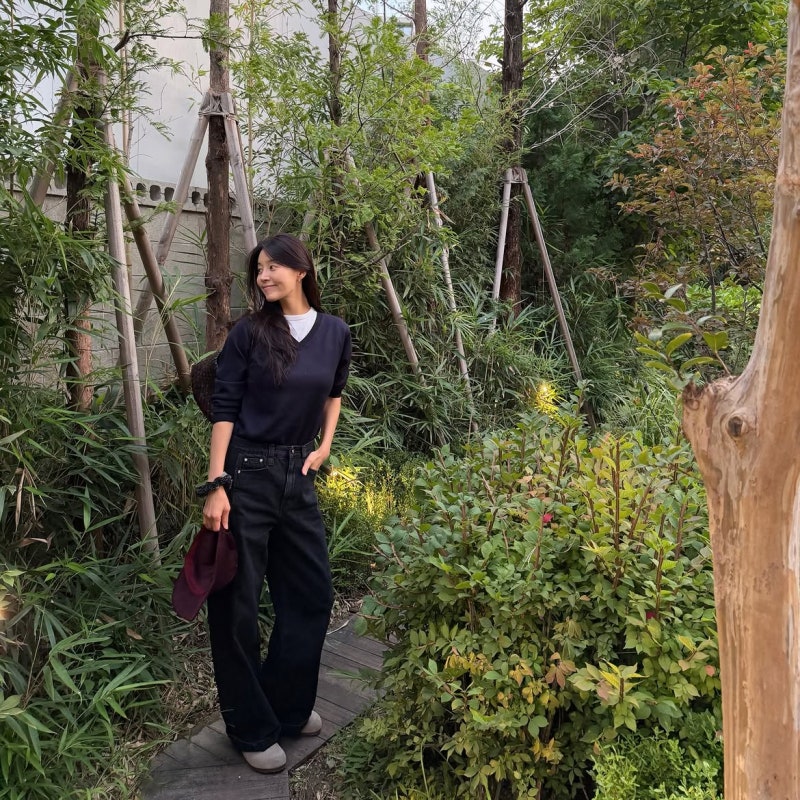 She became a mom in her 10th year of marriage... An actress fashion that captures the whole vibe with just one autumn golf outfit, exuding a celebrity aura at first glance.