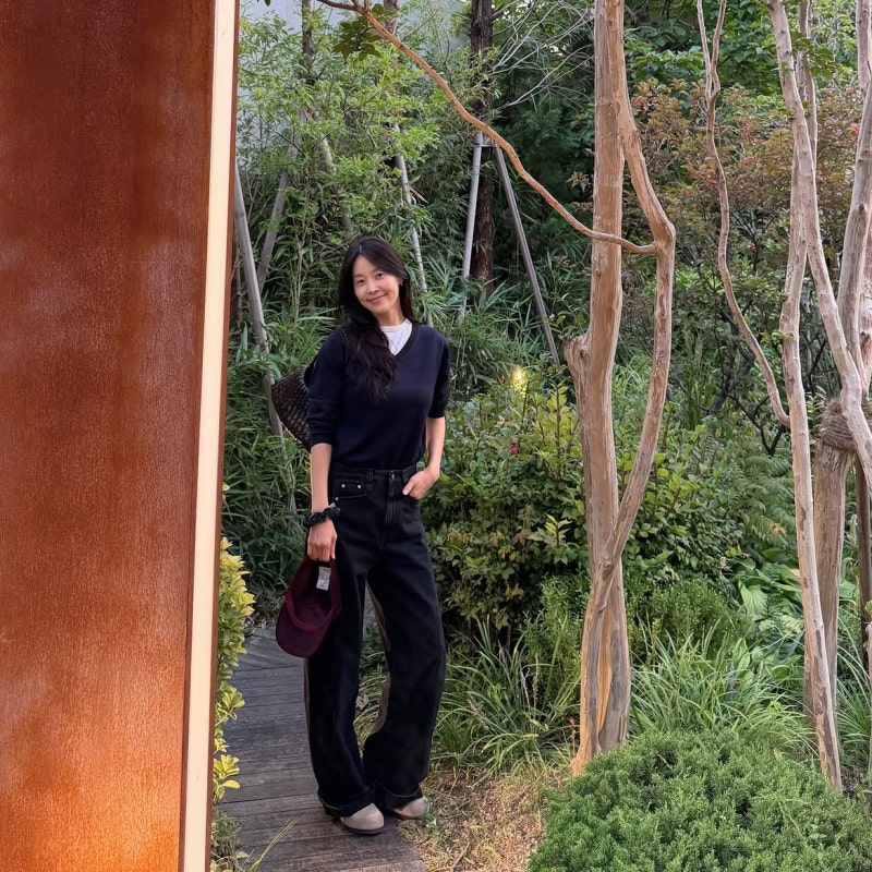 She became a mom in her 10th year of marriage... An actress fashion that captures the whole vibe with just one autumn golf outfit, exuding a celebrity aura at first glance.