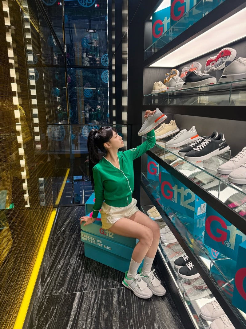 Everyone unanimously says they look like doll legs... "Number 1 in leg lines among idols." Comfortable and stylish fashion for overseas travel!