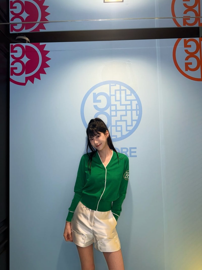 Everyone unanimously says they look like doll legs... "Number 1 in leg lines among idols." Comfortable and stylish fashion for overseas travel!