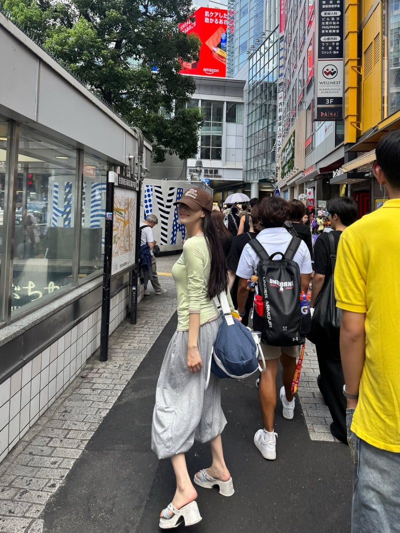 Everyone unanimously says they look like doll legs... "Number 1 in leg lines among idols." Comfortable and stylish fashion for overseas travel!