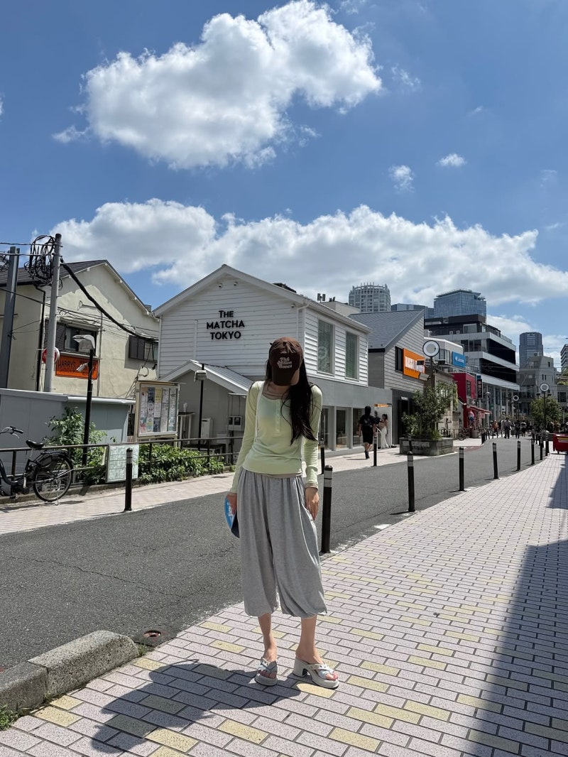 Everyone unanimously says they look like doll legs... "Number 1 in leg lines among idols." Comfortable and stylish fashion for overseas travel!