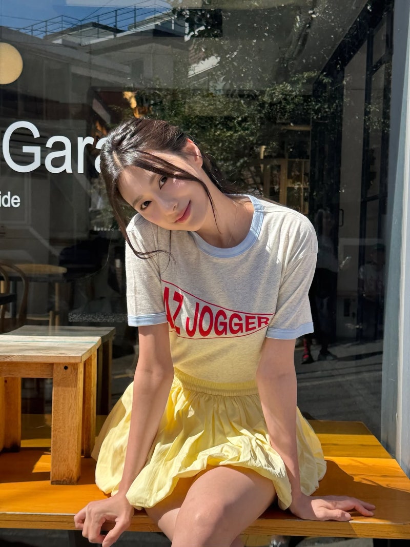 Everyone unanimously says they look like doll legs... "Number 1 in leg lines among idols." Comfortable and stylish fashion for overseas travel!