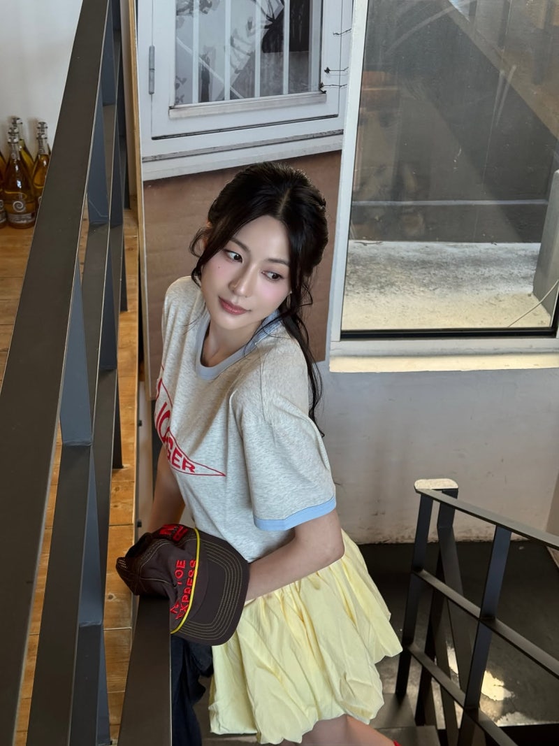 Everyone unanimously says they look like doll legs... "Number 1 in leg lines among idols." Comfortable and stylish fashion for overseas travel!