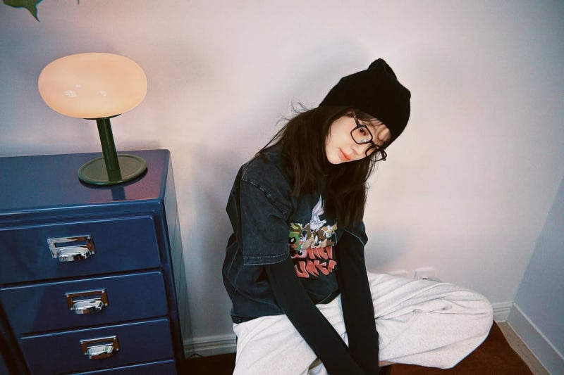 Why does she look so hip even though she's dressed comfortably? Yoon Eun-hye's autumn casual look: combinations that add style to gray track pants.