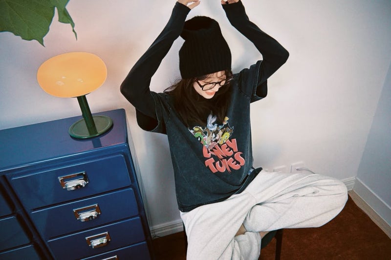 Why does she look so hip even though she's dressed comfortably? Yoon Eun-hye's autumn casual look: combinations that add style to gray track pants.