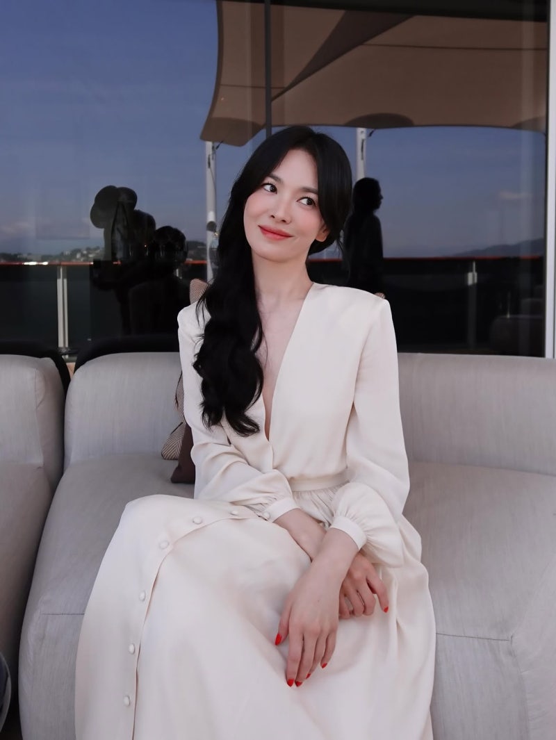She doesn't even look dressed up, but why is she so pretty… Song Hye-kyo’s cream-colored travel dress