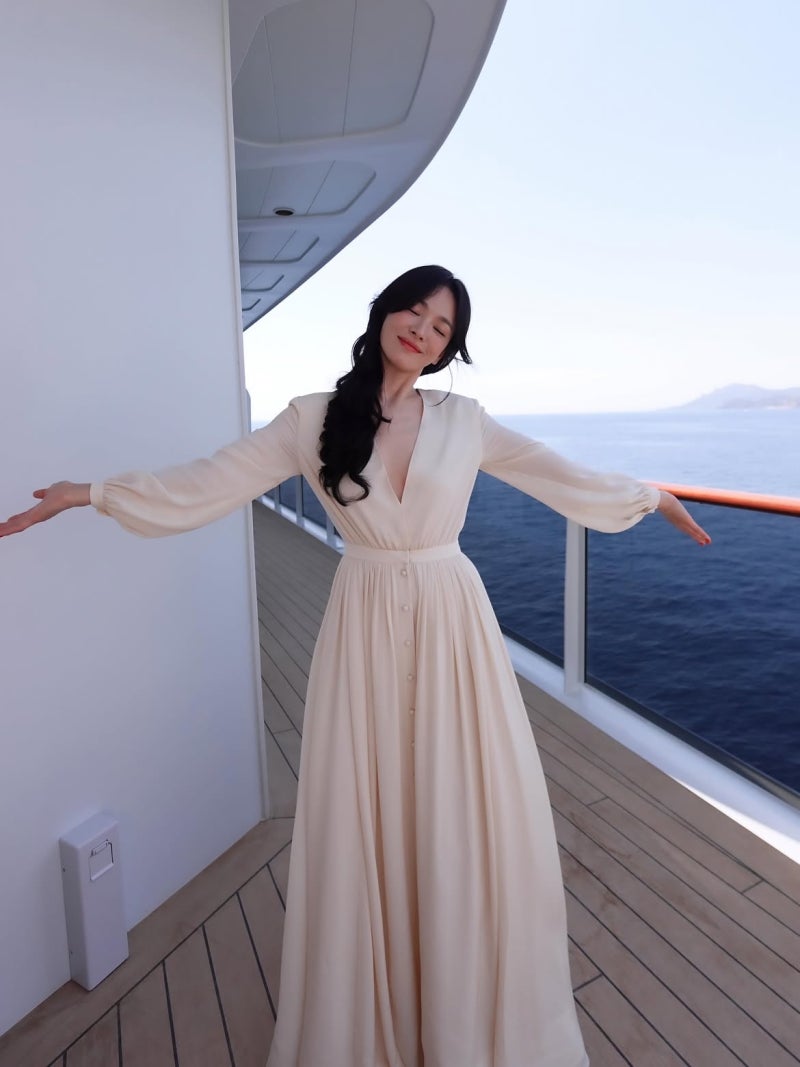 She doesn't even look dressed up, but why is she so pretty… Song Hye-kyo’s cream-colored travel dress
