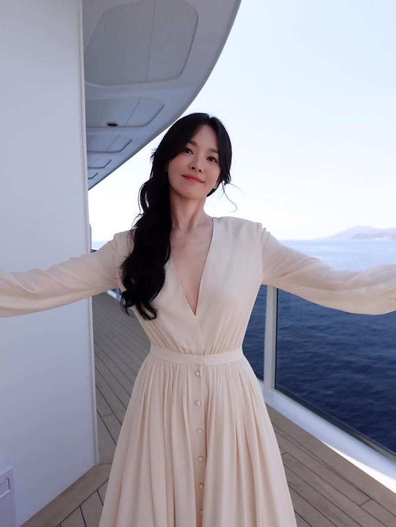 She doesn't even look dressed up, but why is she so pretty… Song Hye-kyo’s cream-colored travel dress