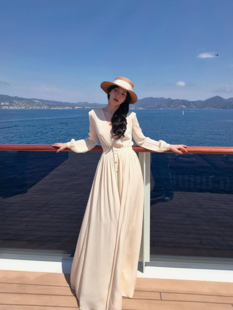 She doesn't even look dressed up, but why is she so pretty… Song Hye-kyo’s cream-colored travel dress