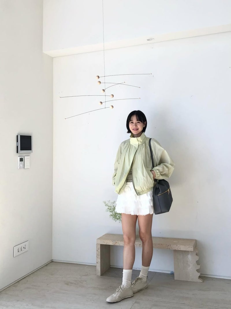 Who needs to wear only brown just because it's autumn? A bright and cheerful weekend outing look featuring Son Ye-jin's lime green jumper.