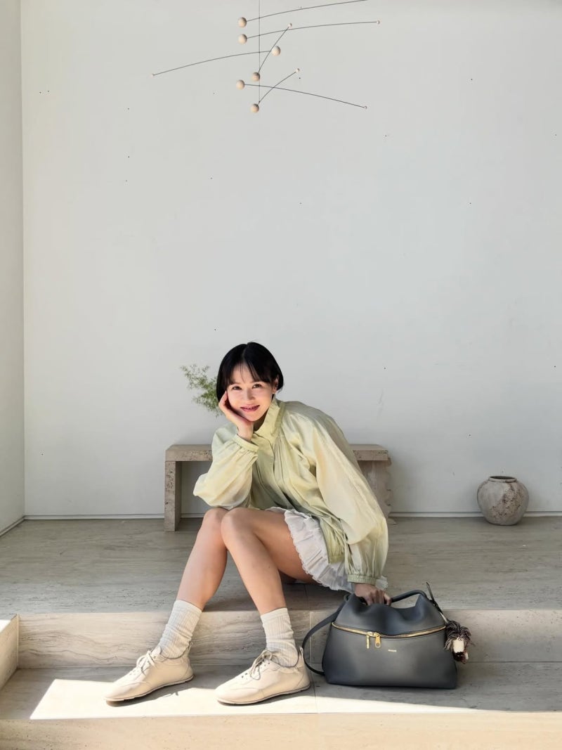 Who needs to wear only brown just because it's autumn? A bright and cheerful weekend outing look featuring Son Ye-jin's lime green jumper.