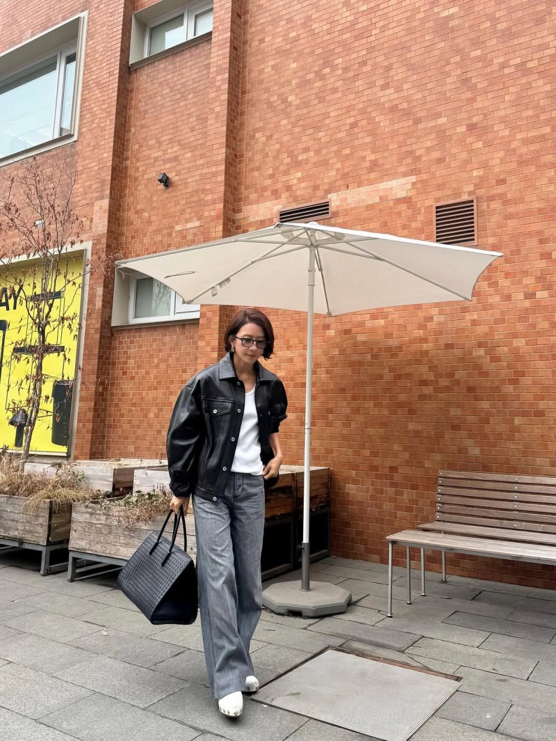 “There’s no room to look old dressed like this”… Actress Kim Hee-ae’s leather jacket and denim outfit