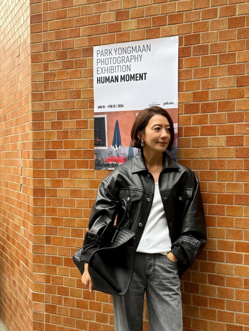 “There’s no room to look old dressed like this”… Actress Kim Hee-ae’s leather jacket and denim outfit