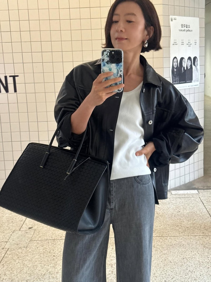 “There’s no room to look old dressed like this”… Actress Kim Hee-ae’s leather jacket and denim outfit