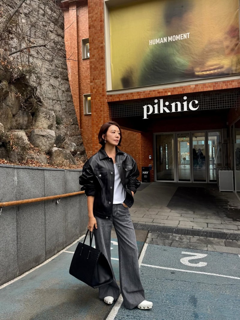 “There’s no room to look old dressed like this”… Actress Kim Hee-ae’s leather jacket and denim outfit
