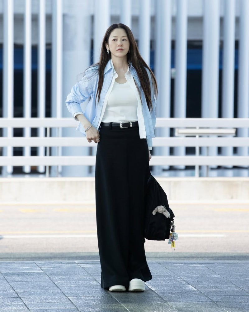 Struggling with fall outfit ideas for women in their 40s? Two fall looks for women inspired by Go Hyun-jung's shirt and plaid jacket.