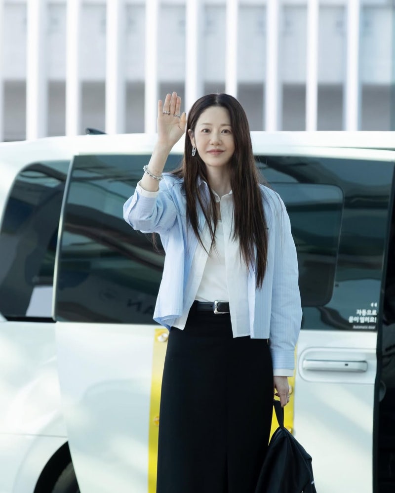 Struggling with fall outfit ideas for women in their 40s? Two fall looks for women inspired by Go Hyun-jung's shirt and plaid jacket.